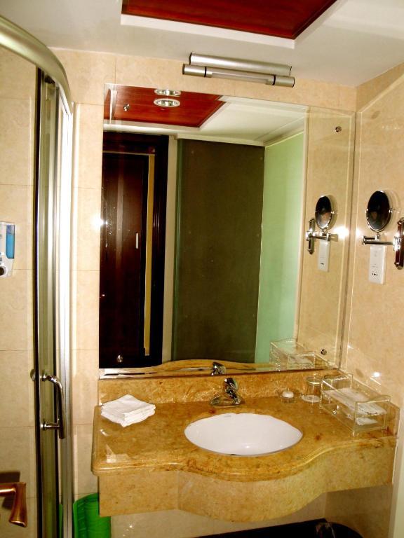 Overseas Chinese International Hotel Qingdao Chambre photo